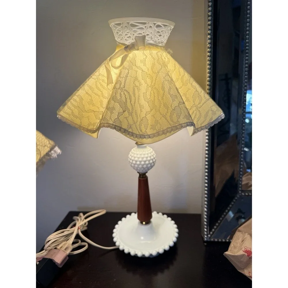 Vintage Table Lamp Pair Boudoir Hobnail White Lace Bedroom 1950s Cottagecore 17